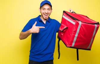 出前館の公式バッグは多機能でおすすめだが指定がないので代用も可能